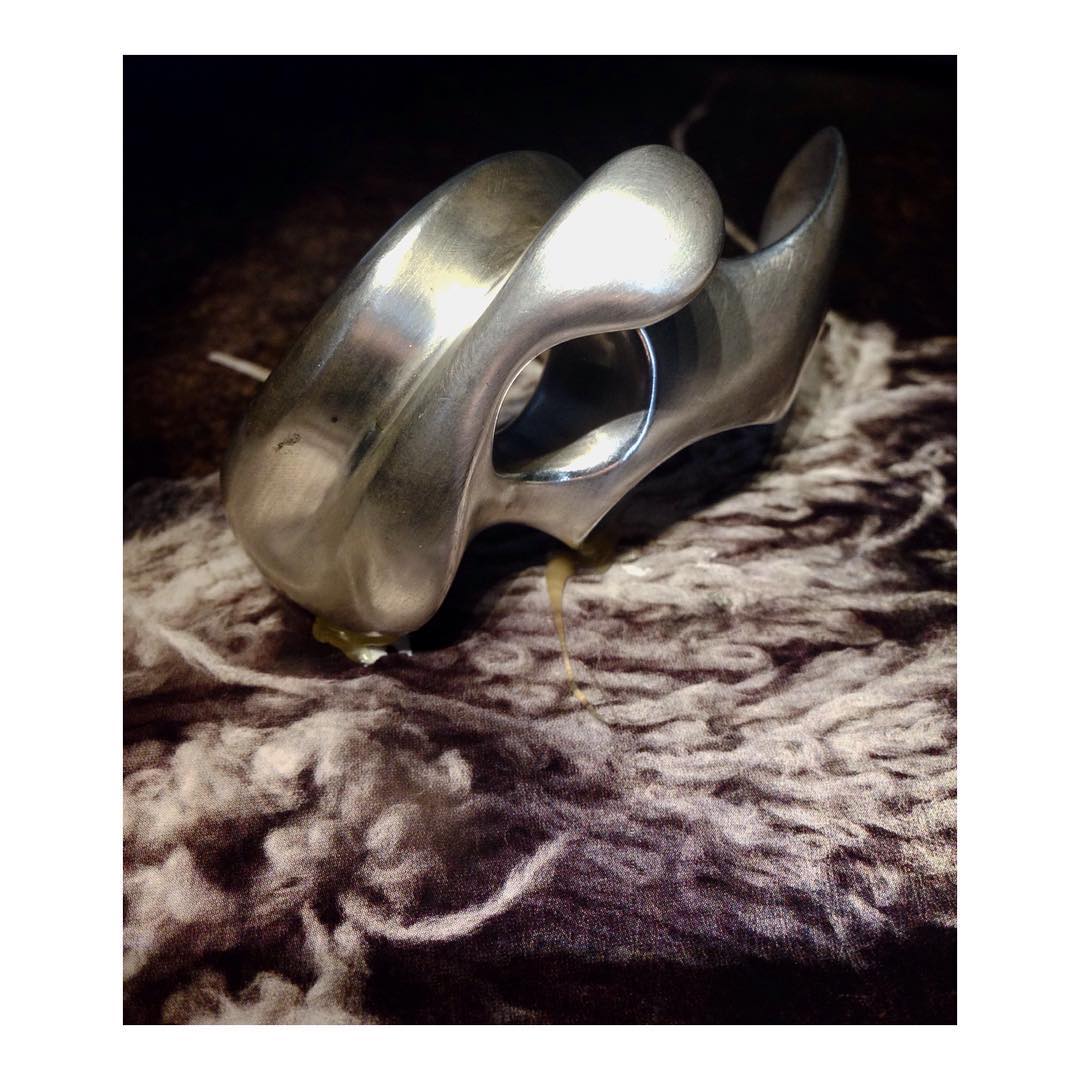 finejewelry sculpture silver gold freeform sensual play for fingers worrystone warm cold smooth edge artsy art ring wearableart shine instaart instagood instajewelry haveaniceday