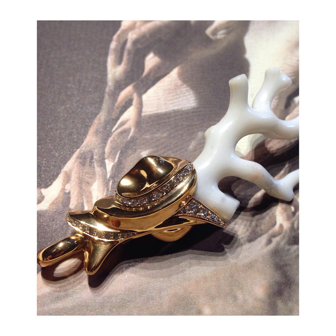 finejewelry pendant gold diamond coral sculpture art wearableart craft oneofakind atelier  munich instajewelry instagood haveaniceday