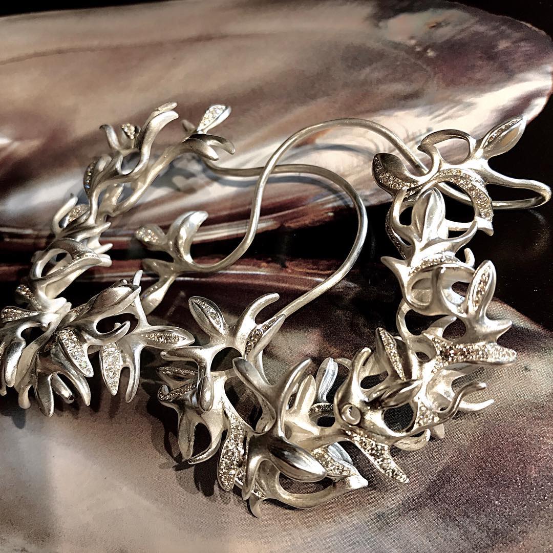 finejewelry earcuff whitegold silver diamonds leaves tendrils twine nature garden oyster poetry  opulence oneofakind atelier handcrafted handcraftedjewelry munich germany jewelry instajewelry instaart instagood haveaniceday